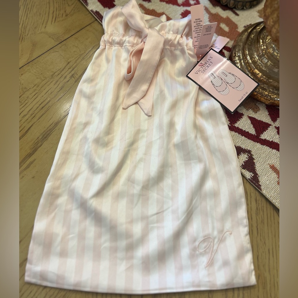 VICTORIA’S SECRET *NEW* Light Pink Striped Slippers with bag - Picture 4 of 11